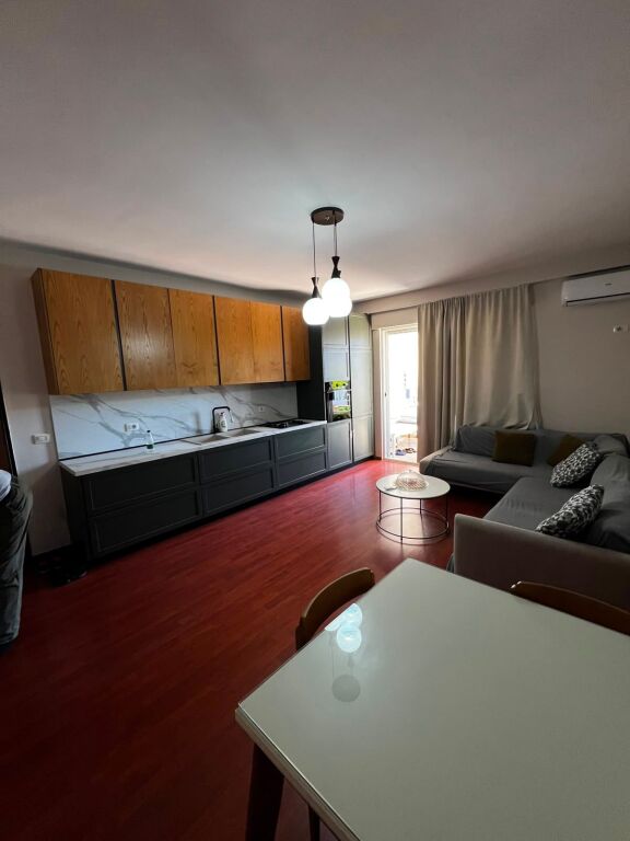 Rruga e Barrikadave, apartament 1+1 me qira