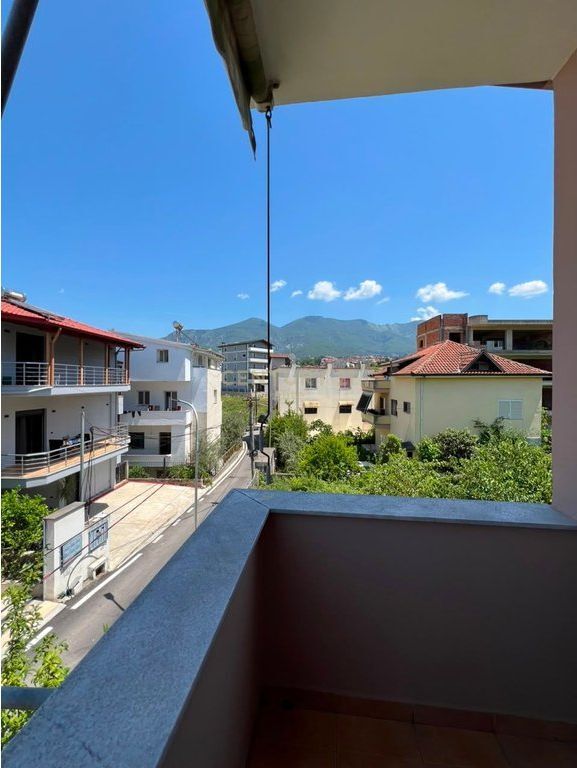 Jepet me qira apartament 2+1+2 ne Porcelan kat i dyte i nje vile! 550 € /Muaj