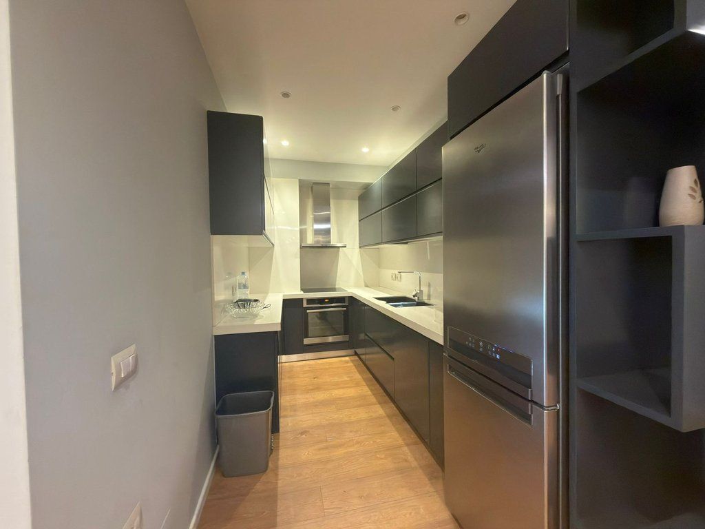 Ali Dem, Japim me qira apartament 2+1