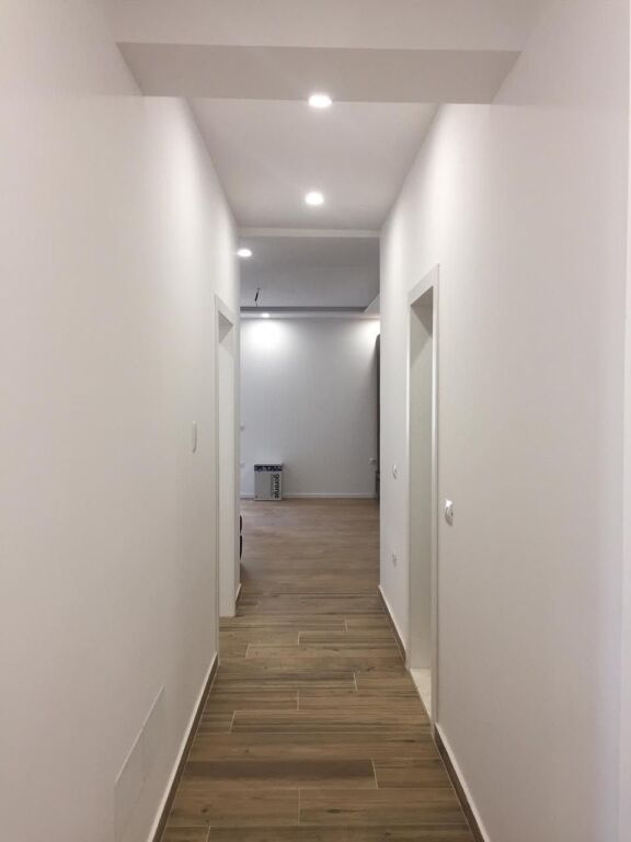Appartamento in affitto 2+1+ bagno - 📍Via Irfan Tomini, di fronte al complesso Delijorgji 700 mila lek