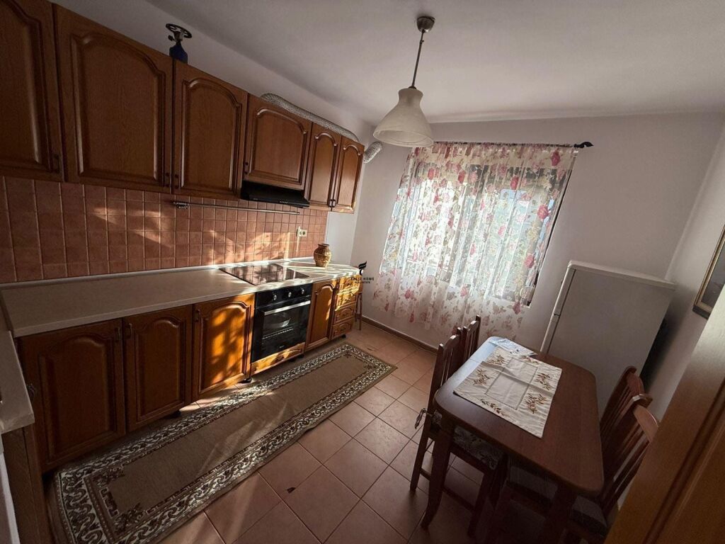 APARTAMENT ME QERA 1+1 21 DHJETORI 50.000 LEKE  FH-78810