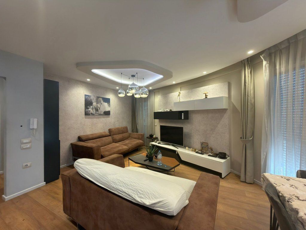 Ali Dem, Japim me qira apartament 2+1
