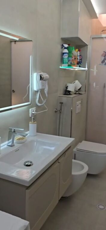 Jepet me qira apartament 1+1 – Rruga Cipajve, Vlorë
