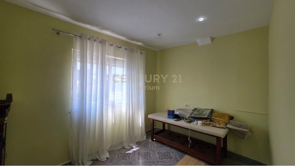 VILLA SU 3 PIANI IN AFFITTO A LAPRAKË – IDEALE PER ISTITUZIONI, CLINICHE E CENTRI EDUCATIVI! Atrium142741