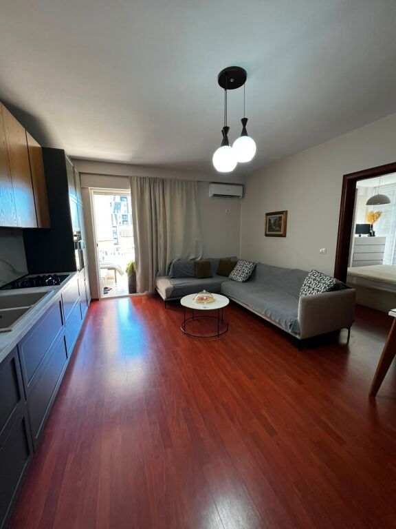 Rruga e Barrikadave, apartament 1+1 me qira