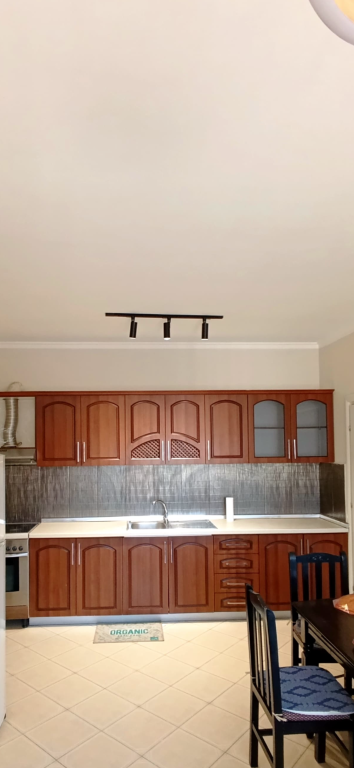 Përballë Deliorgjit jepet apartament me qera 1+1