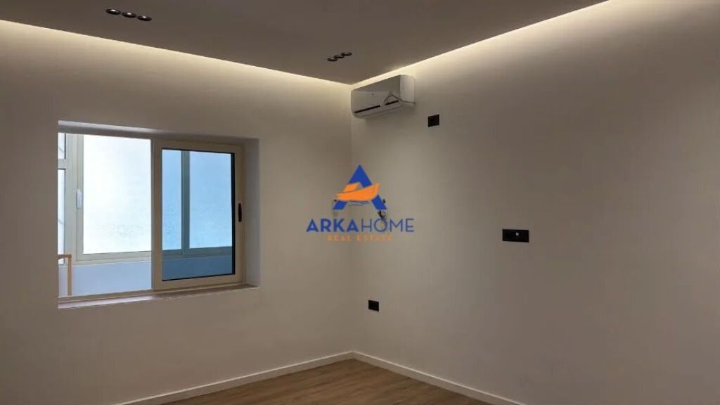 JEPET ZYRE ME QERA 70 M2 "VASIL SHANTO" 550 EURO