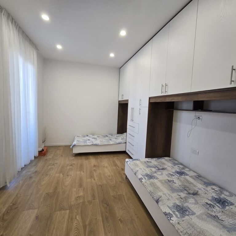 Appartamento in affitto 2+1+ bagno - 📍Via Irfan Tomini, di fronte al complesso Delijorgji 700 mila lek