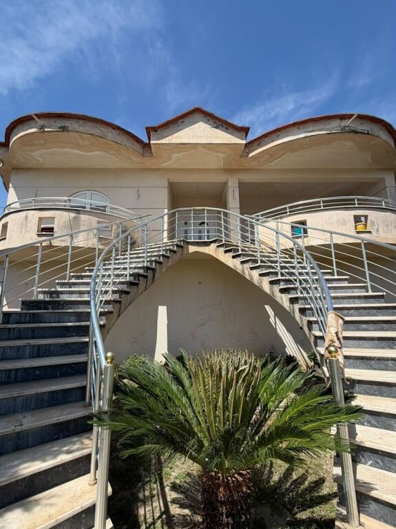 🏡 **Vilë 2-Katëshe për Shitje pranë Univers City**