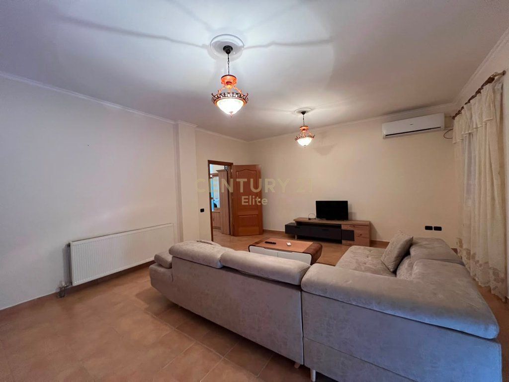 Jepet me qira apartament 2+1+2 ne Porcelan kat i dyte i nje vile! 550 € /Muaj