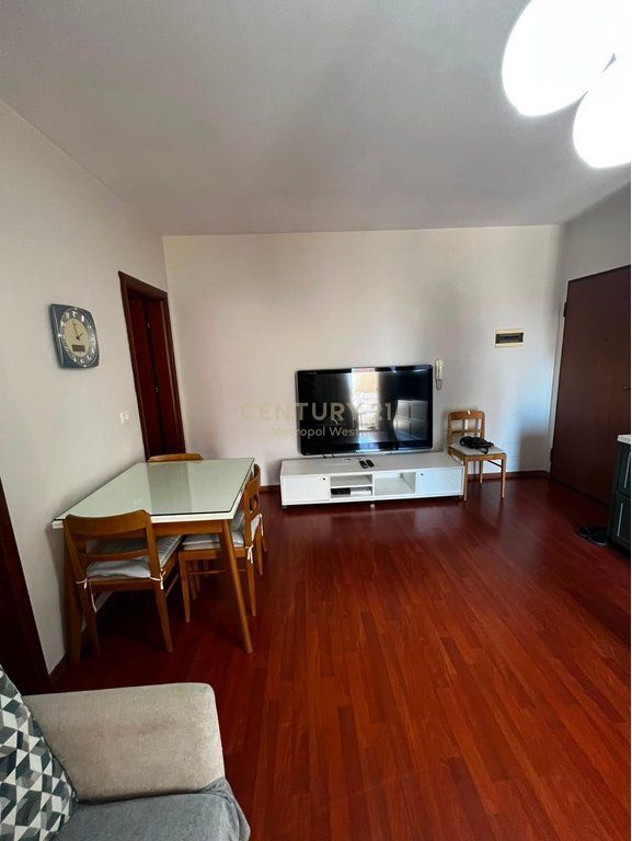 Rruga e Barrikadave, apartament 1+1 me qira 600 € /Muaj
