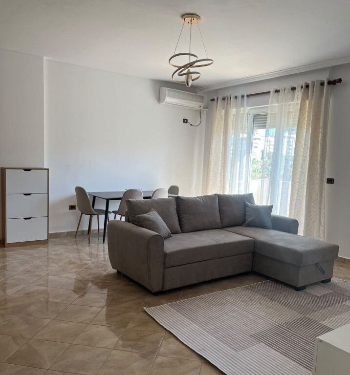 📌 Jepet me Qira Apartament 1+1 – Komuna e Parisit