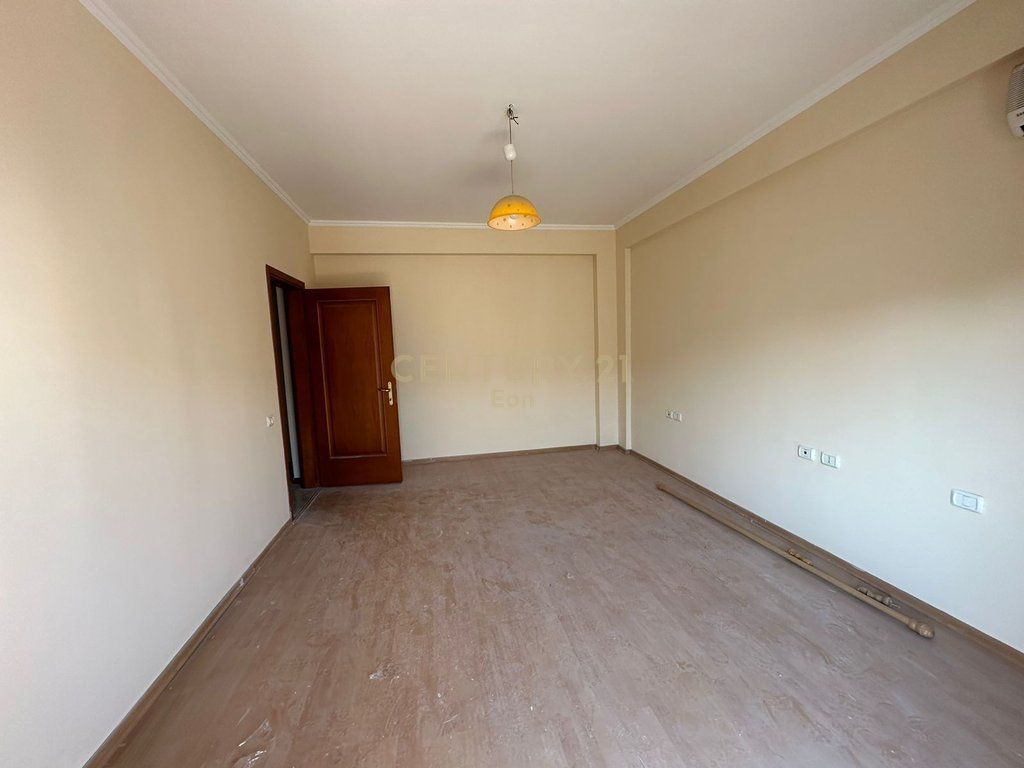 SHESIM 2 APARTAMENTE 2+1 DHE 1+1 DREJTORIA E POLICISE, DURRES !
