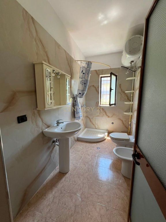 Jepet me qira apartament 2+1+2 ne Porcelan kat i dyte i nje vile! 550 € /Muaj