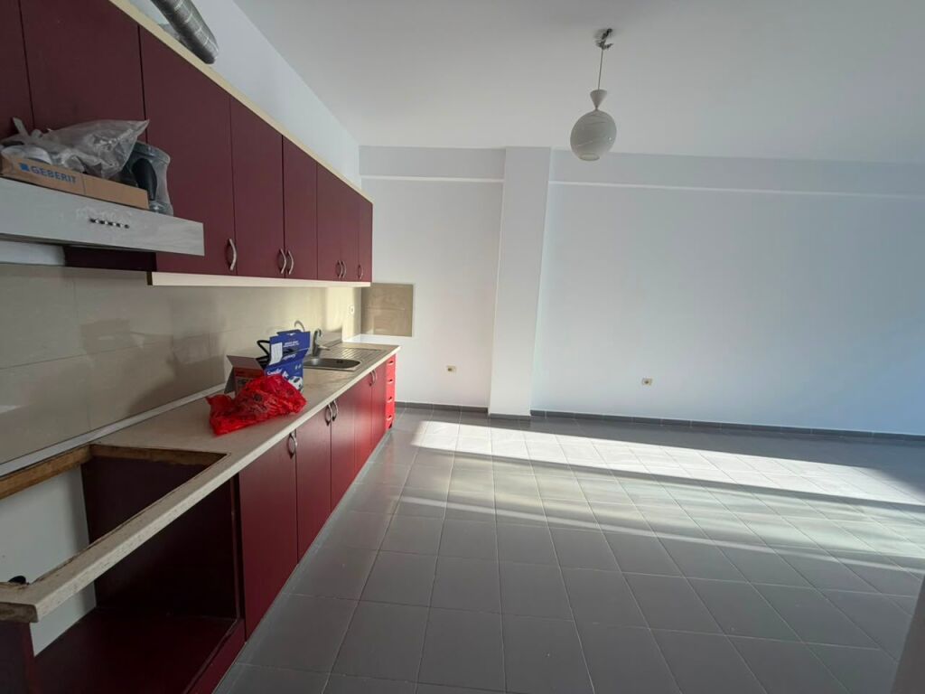 Shitet Apartament yzberisht 165.000€