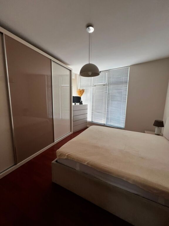 Rruga e Barrikadave, apartament 1+1 me qira