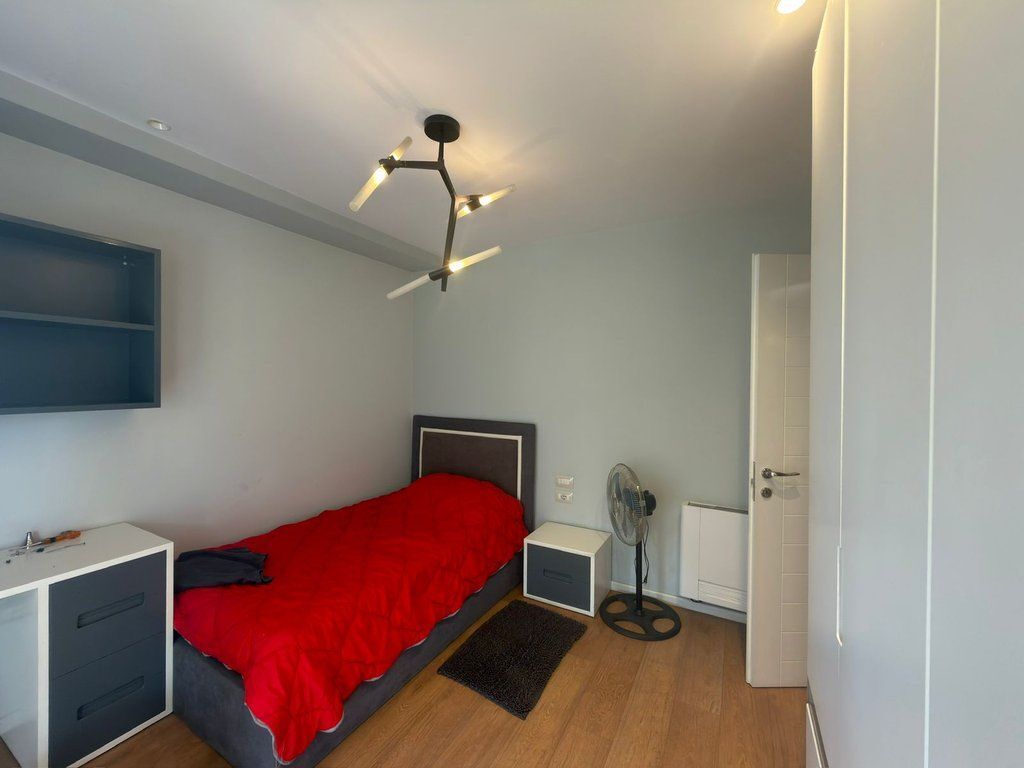 Ali Dem, Japim me qira apartament 2+1