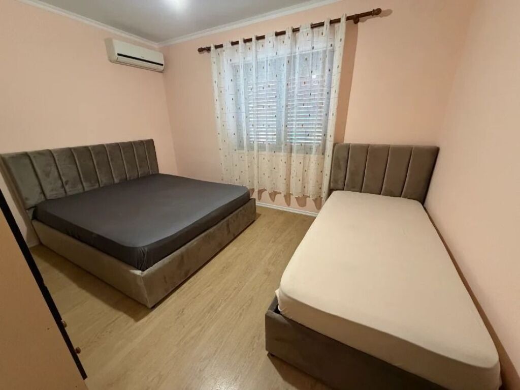 🏢 Ali Demi, di fronte all'Unità Amministrativa n.2, si affitta appartamento 1+1, arredato. 55.000 Leke