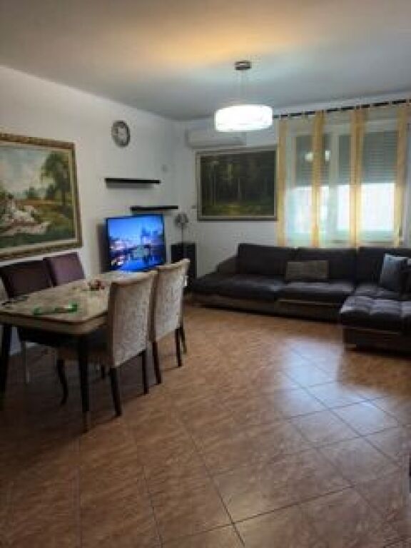 Appartamento in affitto al 21 Dhjetori arredato con tutto in un nuovo edificio di qualità avviso dal proprietario senza commissioni