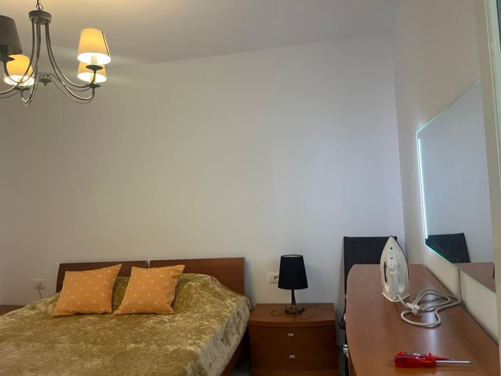Jepet Apartament me qera rruga besa 550