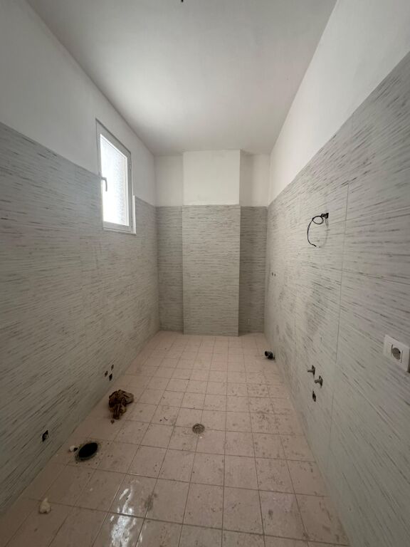 Shitet Apartament 1+1