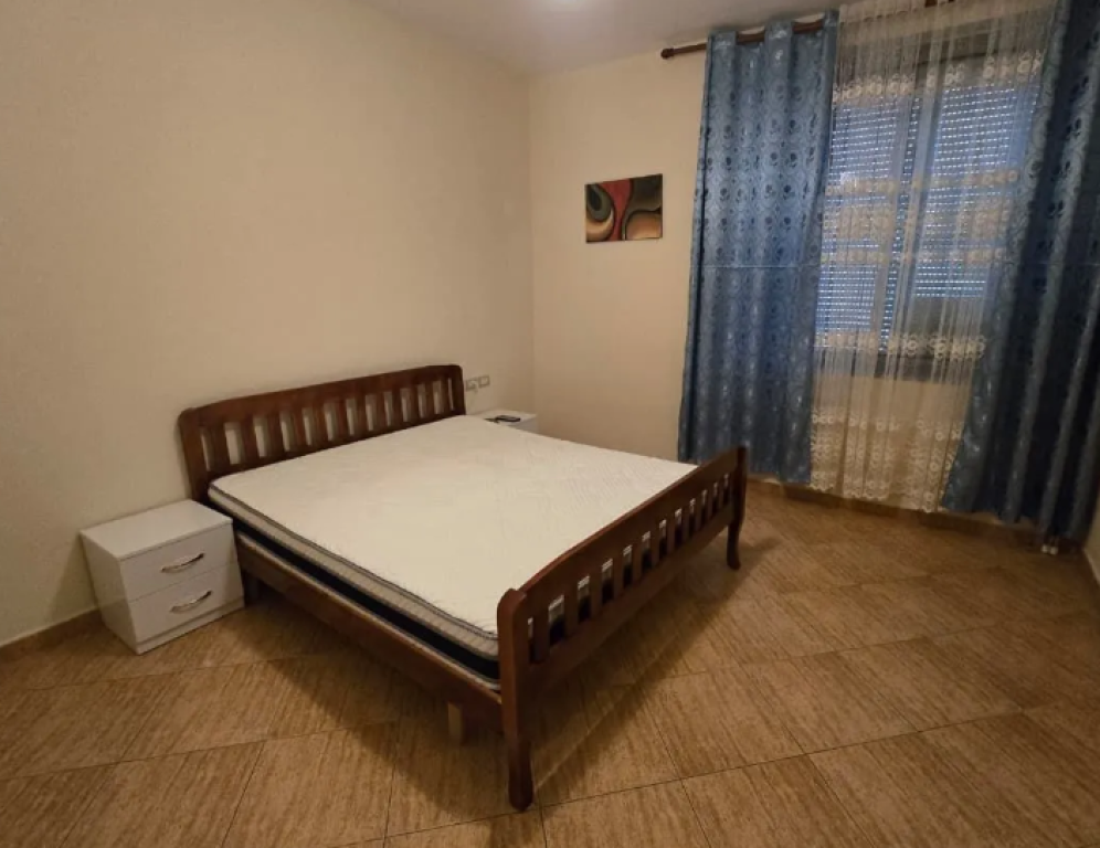 Jepet Apartament 2+1 me Qira te Rruga Kosovareve!
