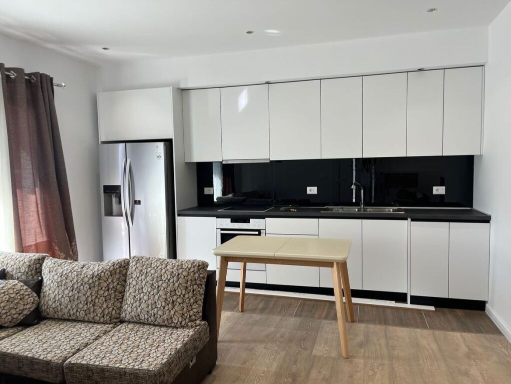 📣 AFFITTO Appartamento 2+1 📍 Zona “5-Maji”, Vicino al Liceo “Sevasti Qiriazi” 🛣️ Via “Dervish Luzha” ✨