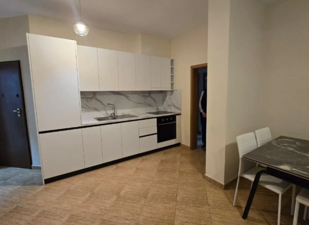 Jepet Apartament 2+1 me Qira te Rruga Kosovareve!