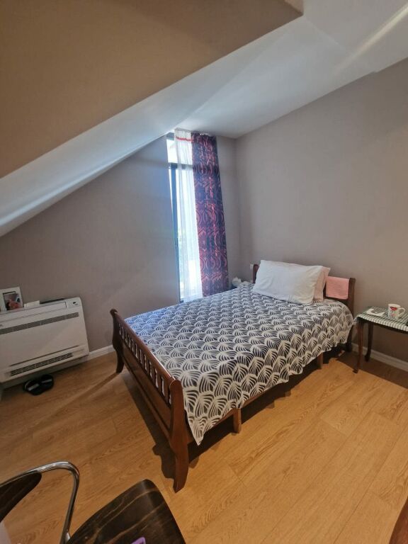 JEPET ME QERA KATI I PARE I NJE VILE , 3+1 , ME SUPER MOBILIM TEK UET