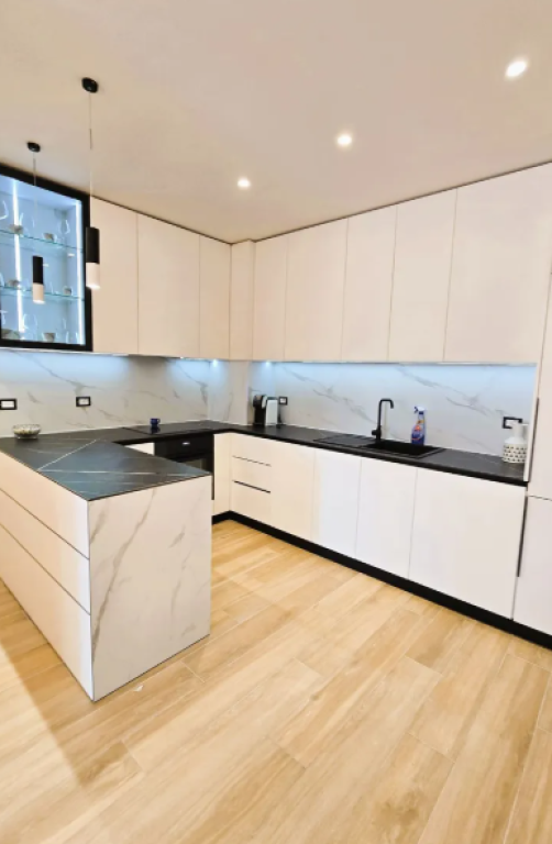 Jepet Apartament 2+1 me Qira te Kompleksi Delijorgji.