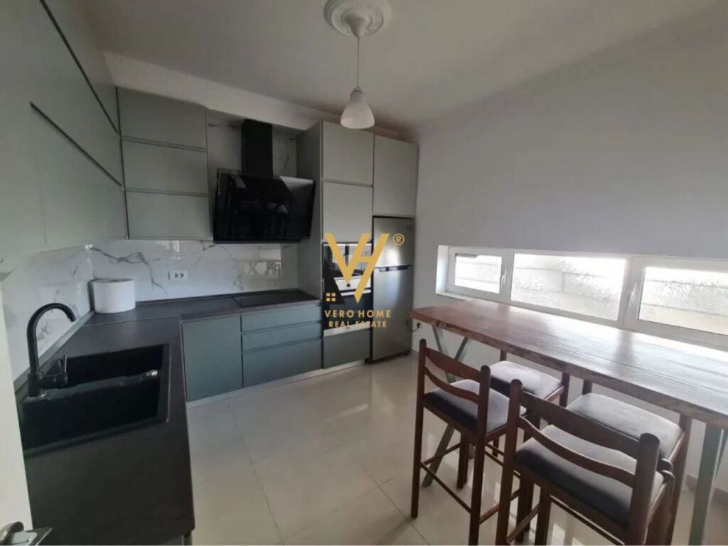 JEPET APARTAMENT 3+1+2+BLK ME QERA TE KOPSHTI BOTANIK 80.000 LEKE