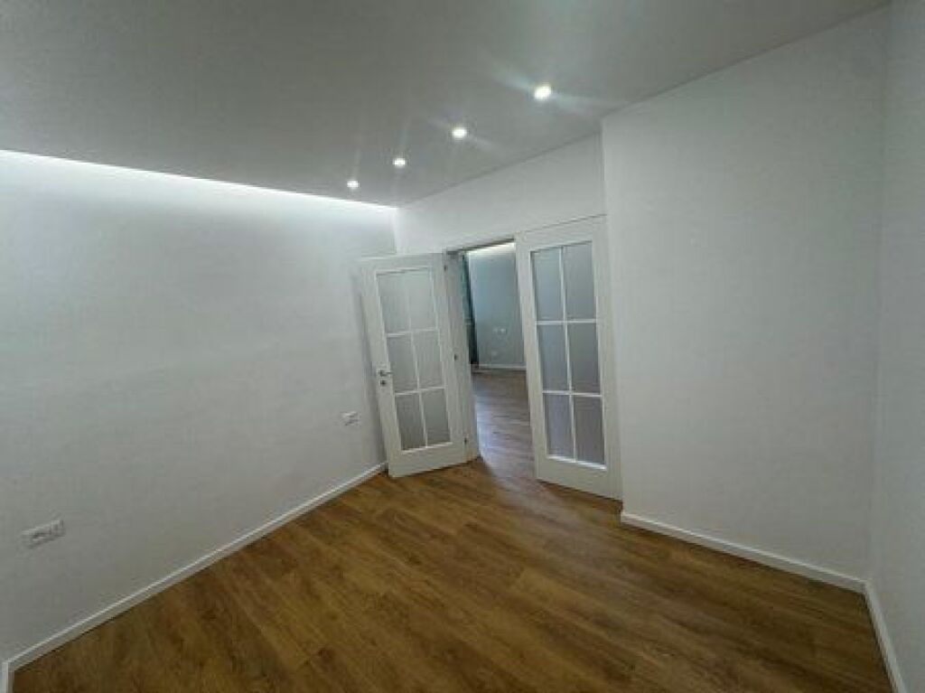Shitet ,Apartament 1+1, Komuna e Parisit, Tirane