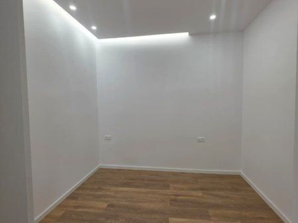 Shitet ,Apartament 1+1, Komuna e Parisit, Tirane