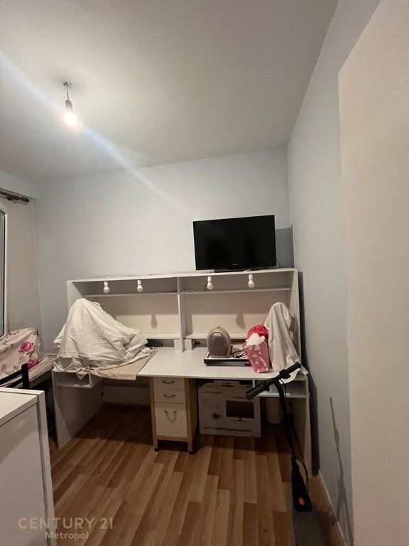 Shitet Apartament 2+1 tek Komuna e Parisit 295,000 €