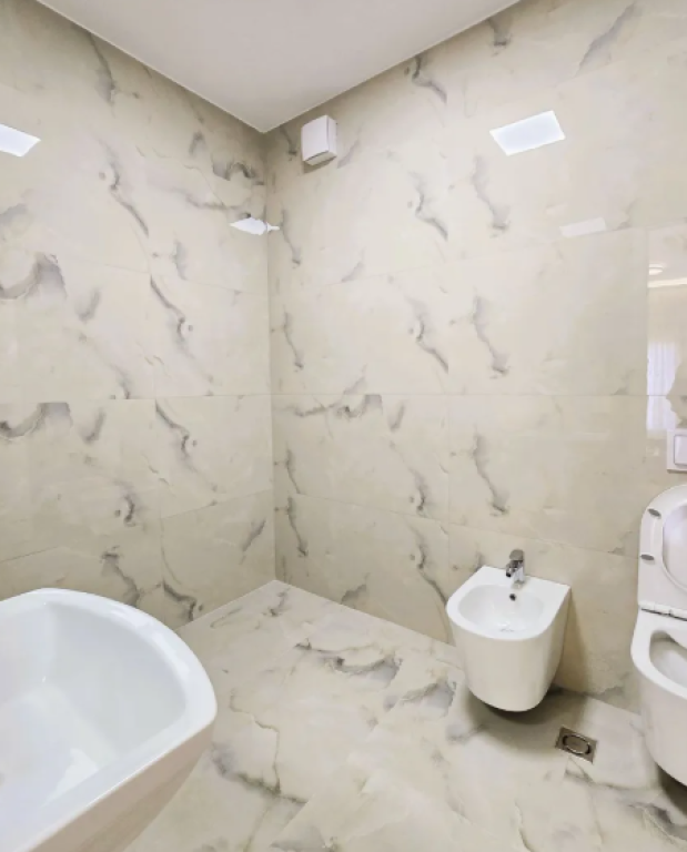 Jepet Apartament 2+1 me Qira te Kompleksi Delijorgji.