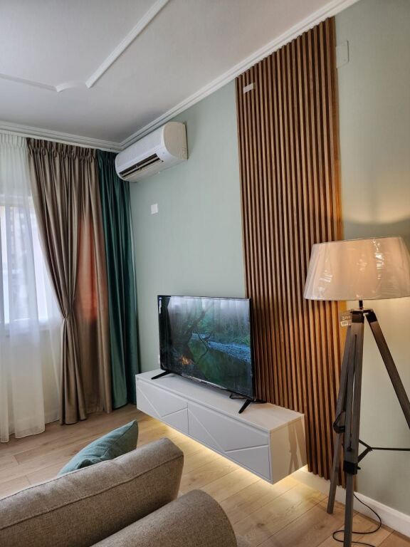 Jepet me qira 2+1+2,Komuna Parisit