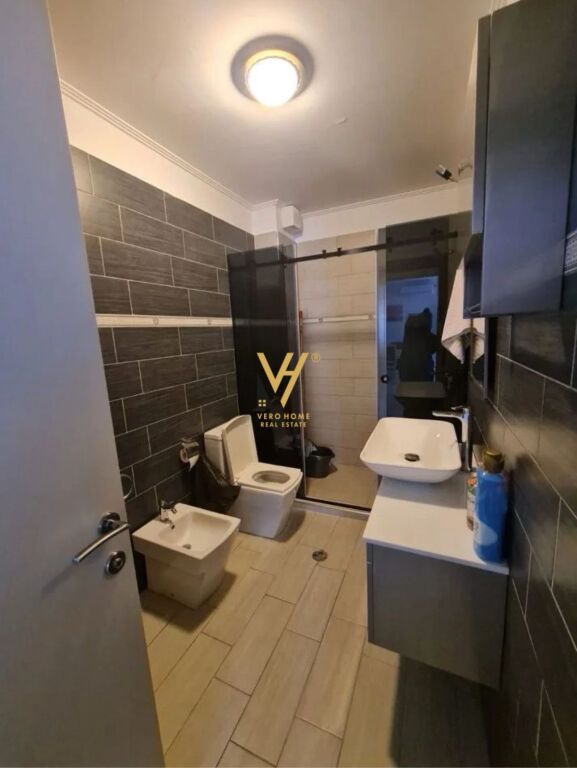 JEPET APARTAMENT 3+1+2+BLK ME QERA TE KOPSHTI BOTANIK 80.000 LEKE