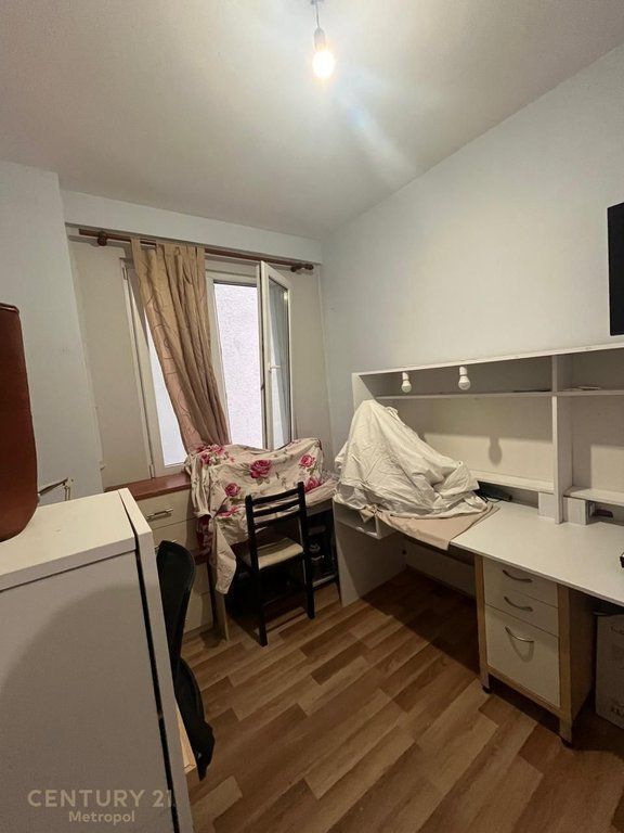 Shitet Apartament 2+1 tek Komuna e Parisit 295,000 €