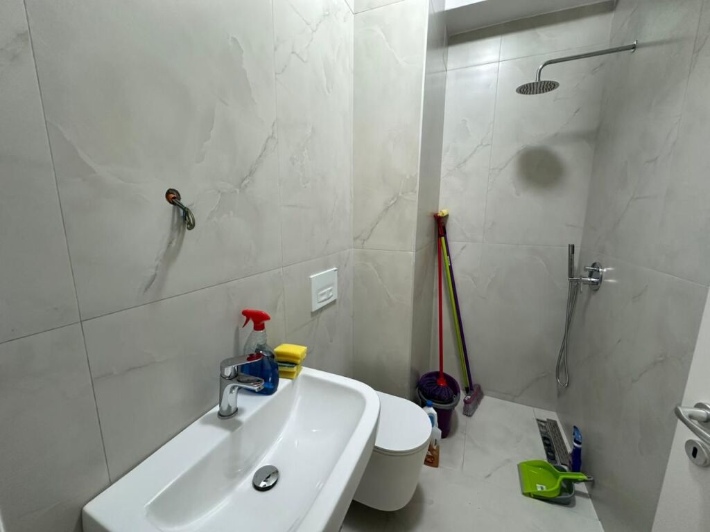 Appartamento 1+1 in affitto a Kadiu in Ali Demi.