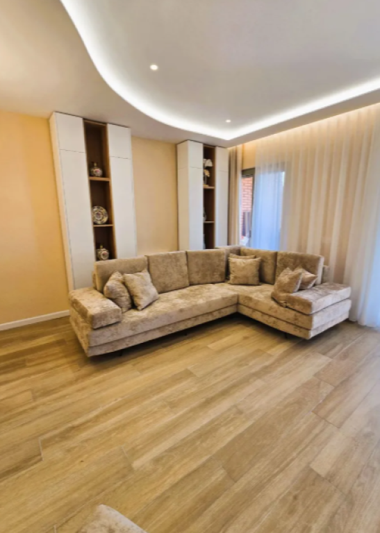Jepet Apartament 2+1 me Qira te Kompleksi Delijorgji.