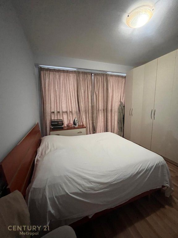 Shitet Apartament 2+1 tek Komuna e Parisit 295,000 €