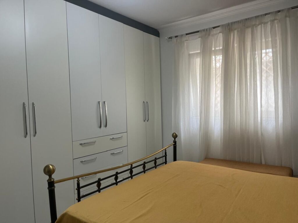 Jepet Apartament me qera rruga besa 550