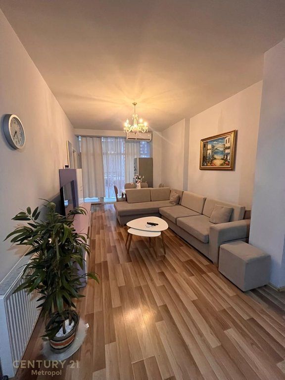 Shitet Apartament 2+1 tek Komuna e Parisit 295,000 €