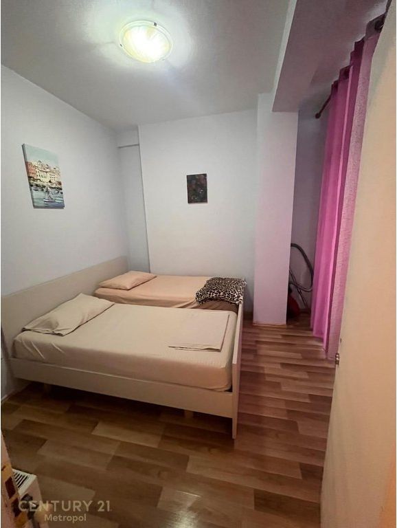 Shitet Apartament 2+1 tek Komuna e Parisit 295,000 €