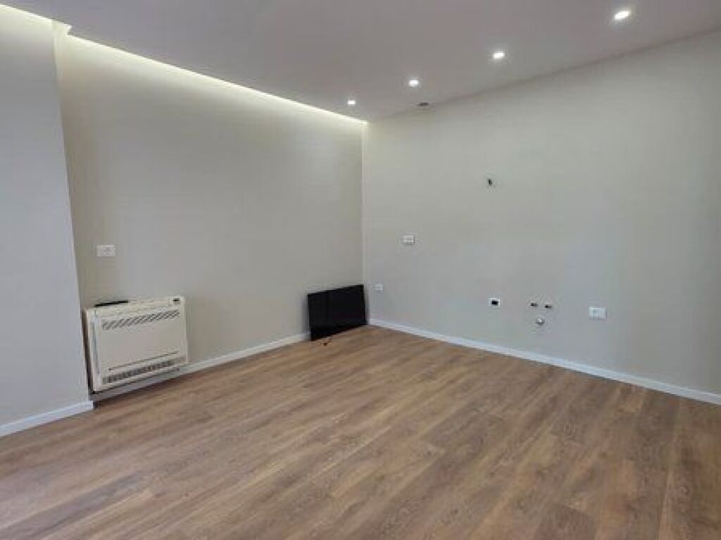 Shitet ,Apartament 1+1, Komuna e Parisit, Tirane