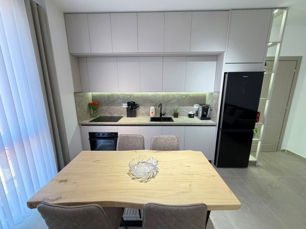🏡 Appartamento 1+1 in affitto  📍 Indirizzo: Stazione dei treni, Via Jordan Misja, Tirana💰 Prezzo: 60.000 lek/mese