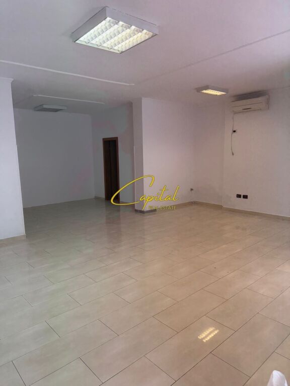 NEGOZIO IN AFFITTO 60 M2 PIAZZA WILLSON 600 EURO