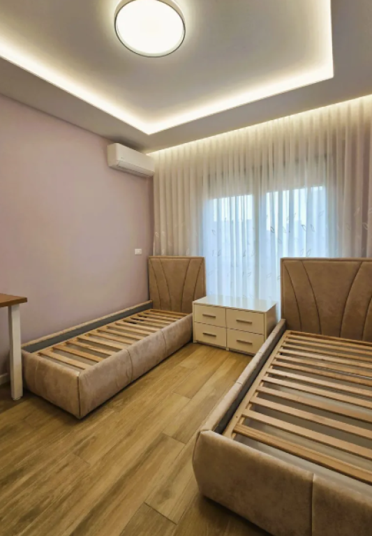 Jepet Apartament 2+1 me Qira te Kompleksi Delijorgji.