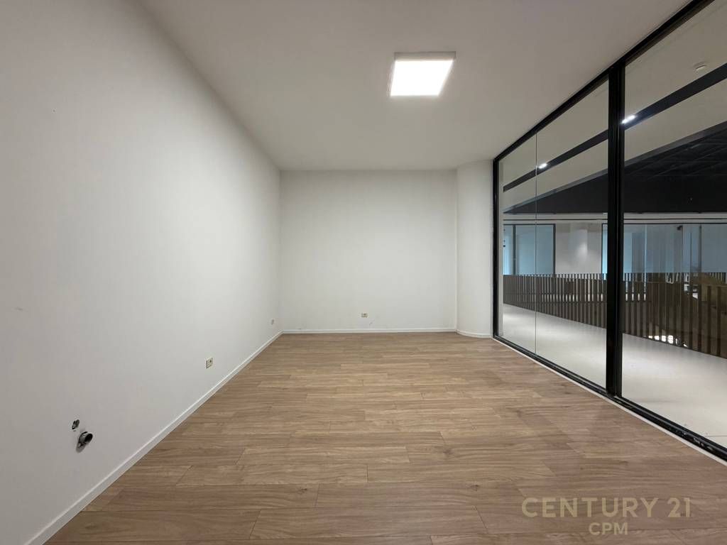 COMMERCIAL SPACE FOR RENT AT GOLDEN TOWER RESIDENCE! 700 € /Month