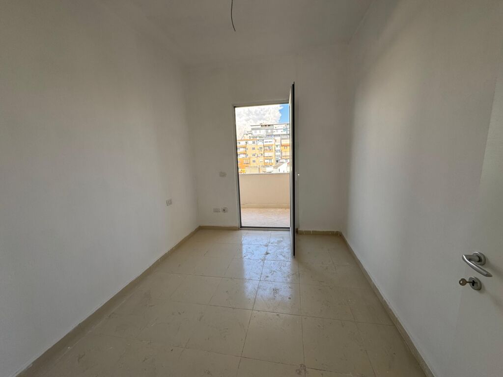 Shitet Apartament 2+1 Pamje Deti